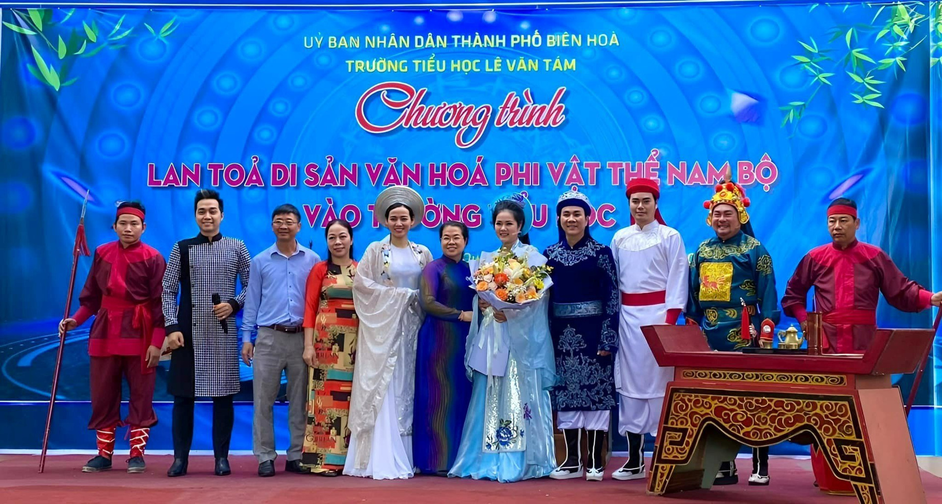 Lãnh đạo trường tiểu học Lê Văn Tám tặng hoa cho các diễn viên Nhà hát nghệ thuật Đồng Nai