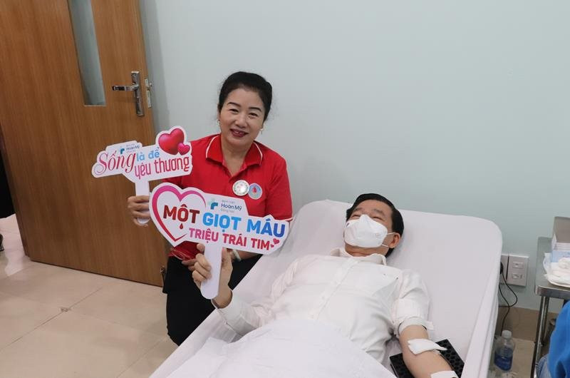 Ông Nguyễn Hồng Lĩnh trực tiếp hiến 1 đơn vị máu trong ngày hội hiến máu tình nguyện