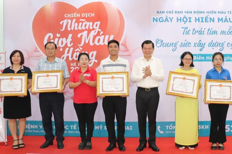Bí thư Tỉnh ủy Nguyễn Hồng Lĩnh tặng bằng khen UBND tỉnh cho các tập thể, cá nhân có thành tích xuất sắc trong vận động hiến máu tình nguyện