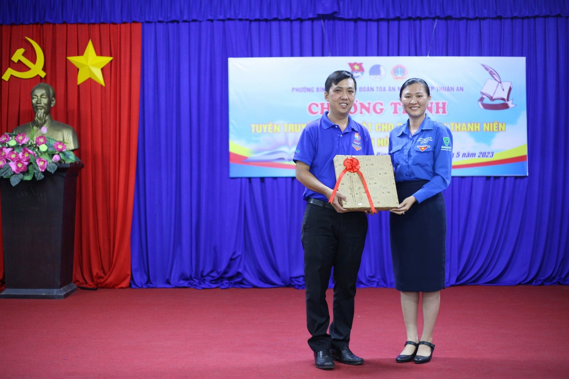 Đại diện Chi đoàn TAND TP.Thuận An, Thẩm phán Nguyễn Từ Minh Toàn nhận quà lưu niệm