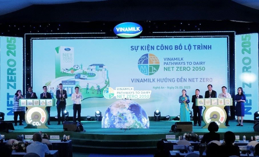 hinh-1-cac-dai-bieu-cung-voi-vinamilk-thuc-hien-nghi-thuc-cong-bo-lo-trinh-huong-toi-net-zero-2050-tai-su-kien.jpg