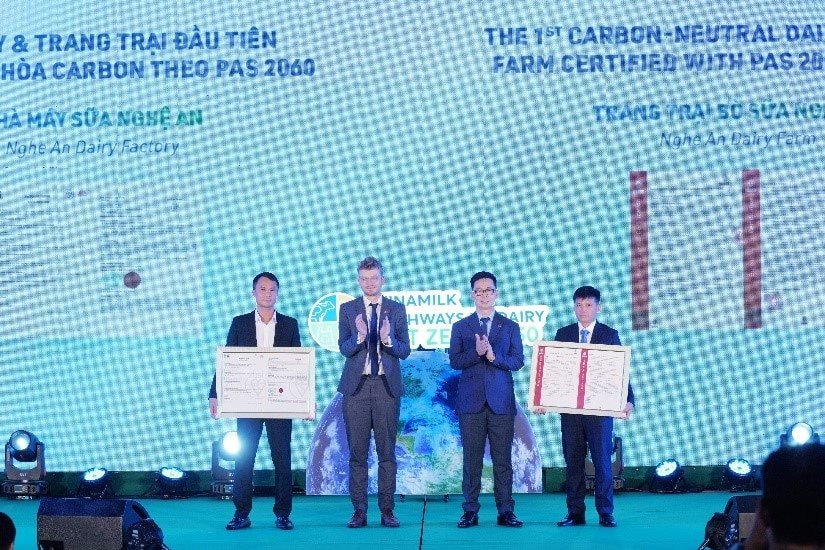 hinh-3-dai-dien-cac-to-chuc-quoc-te-trao-chung-nhan-trung-hoa-carbon-cho-lanh-dao-nha-may-sua-va-trang-trai-cua-vinamilk-tai-nghe-an.jpg