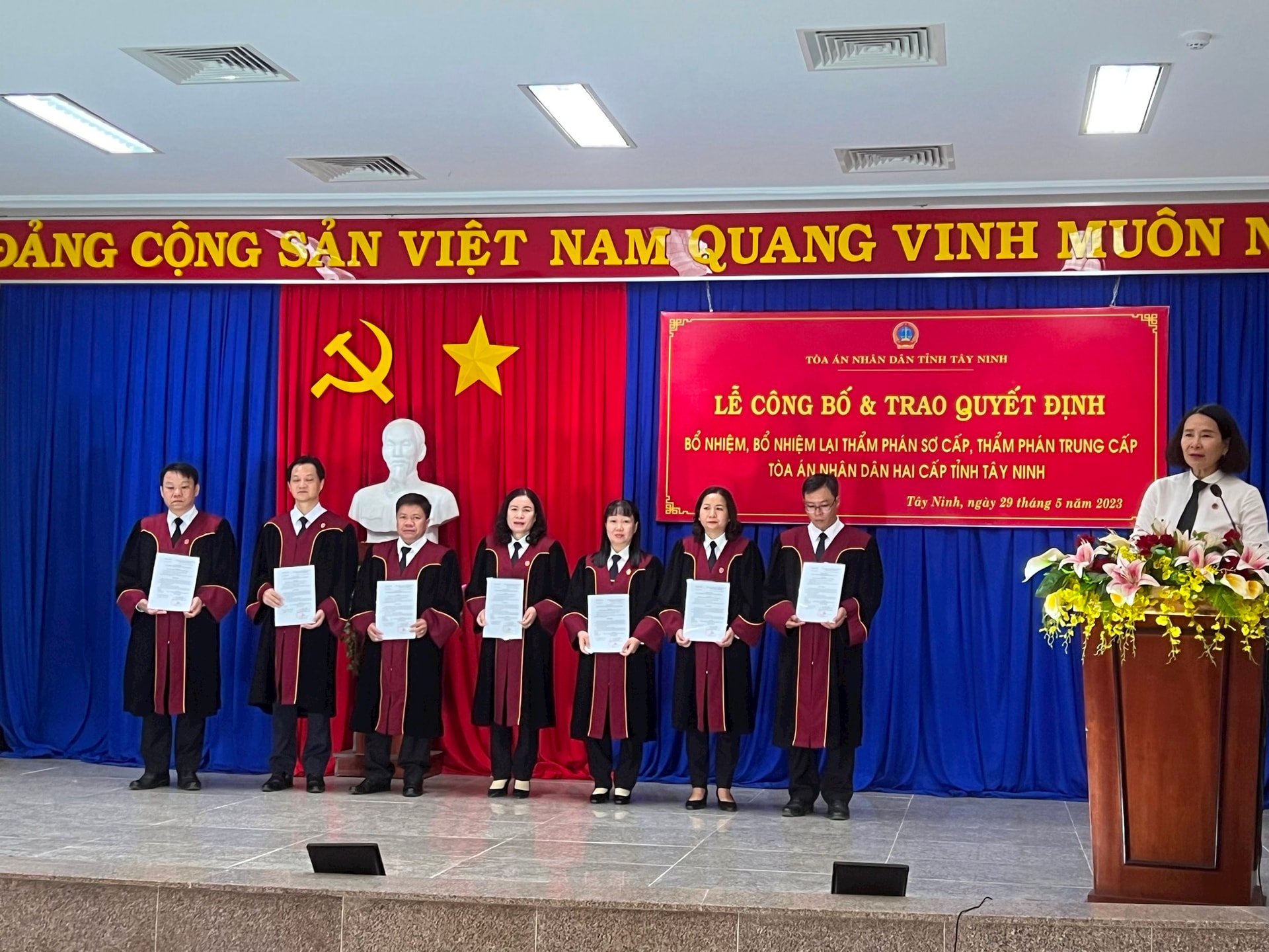 Chánh án TAND tỉnh Tây Ninh Nguyễn Thị Tuyết Vân trao Quyết định bổ nhiệm và chúc mừng các Thẩm phán