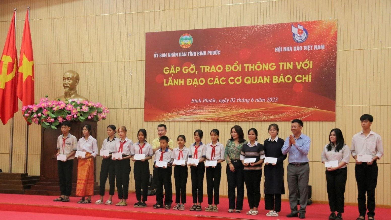 binh-phuoc-trao-qua-cho-hoc-sinh.jpg