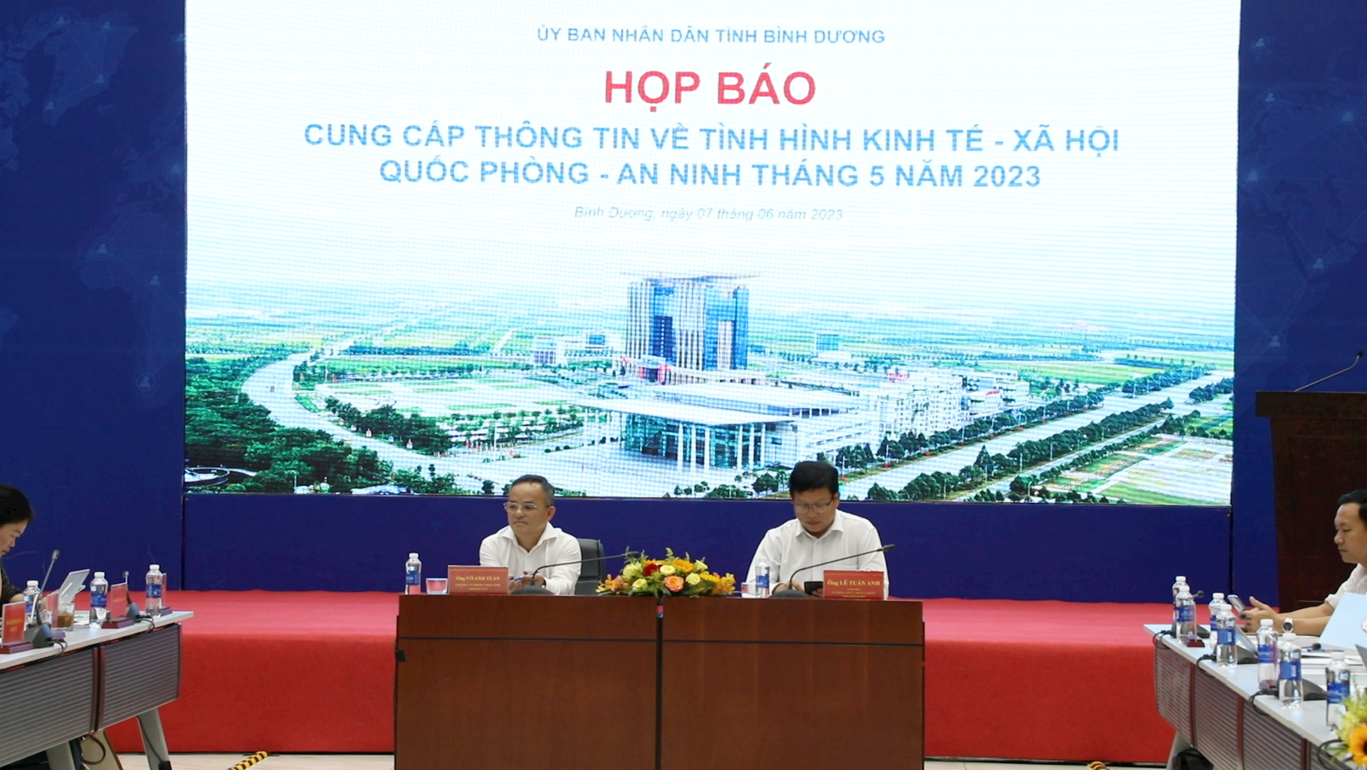 buoi-hop-bao-dinh-ky-cua-ubnd-tinh-binh-duong-thong-tin-ve-tinh-hinh-kinh-te-xa-hoi-thang-(1).png