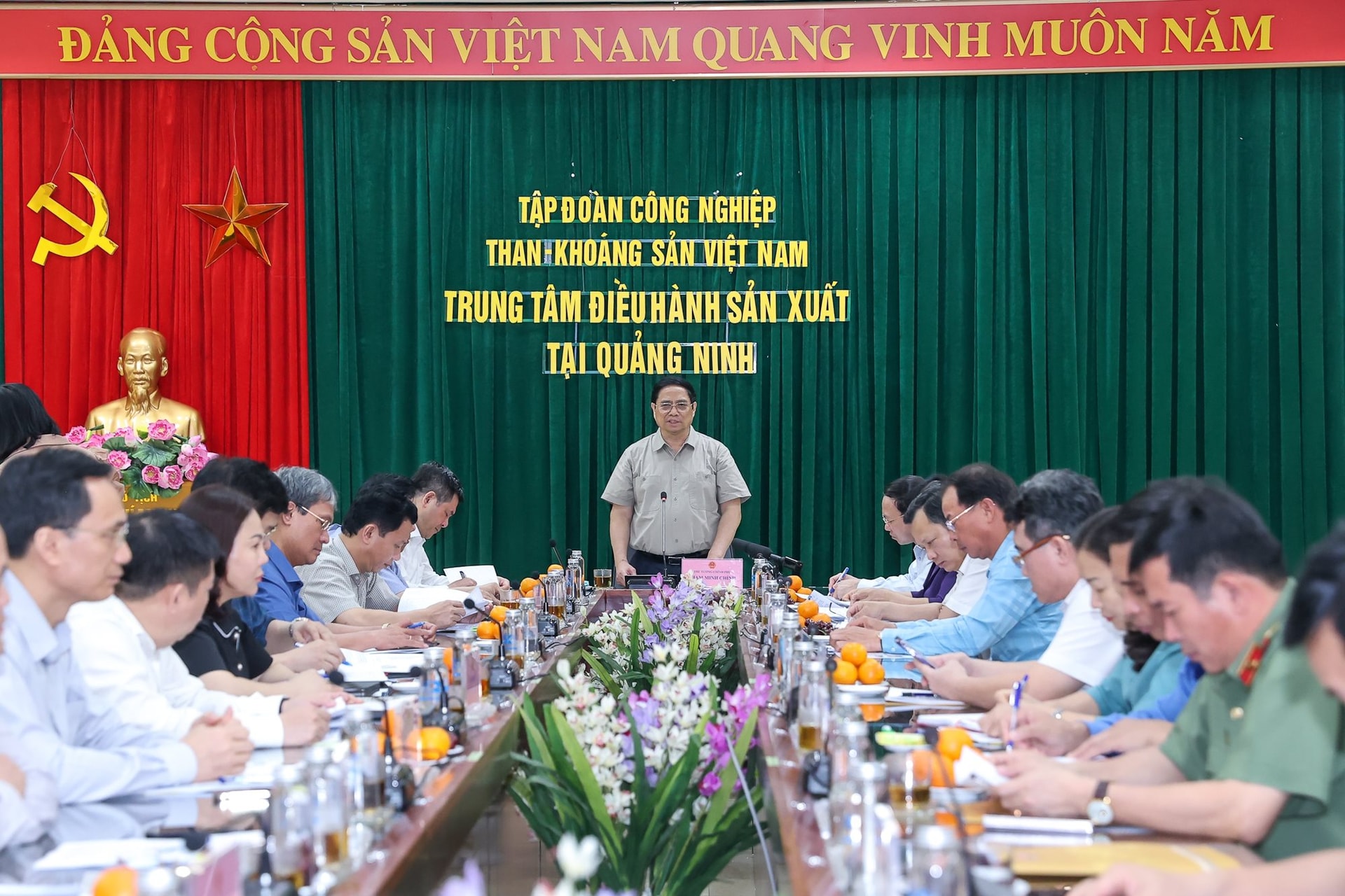 thu-tuong-kiem-tra-tinh-hinh-san-xuat-cung-ung-dien-than-tai-quang-ninh.jpg