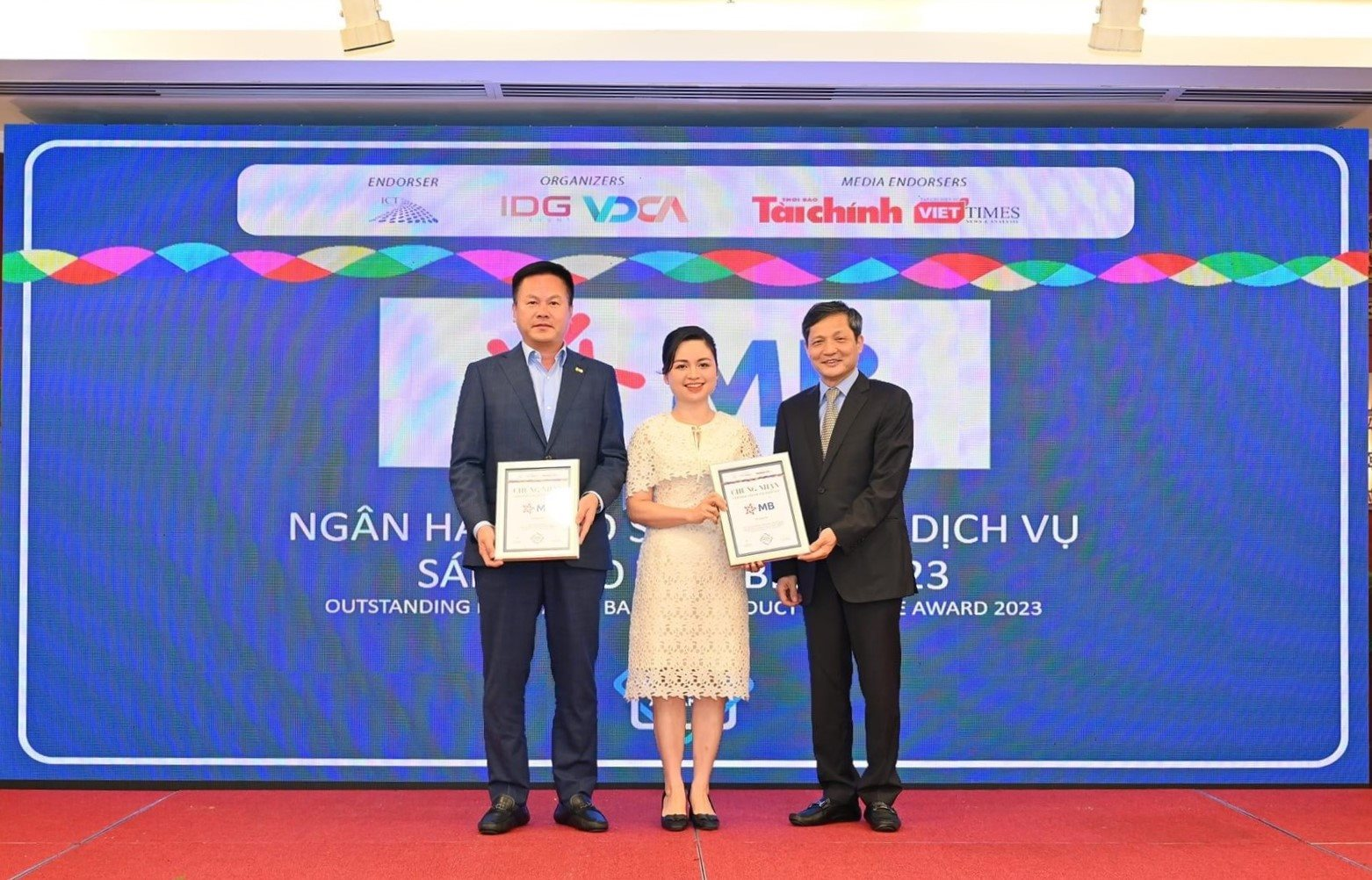 nhan-giai-thuong-idg-biz-mbbank.png