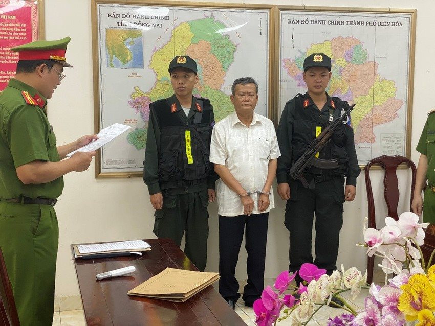 Công an tỉnh tống đạt Quyết định khởi tố và bắt tạm giam đối với ông Phan Duy Nghĩa (SN 1964), nguyên Trưởng Phòng quản lý đô thị huyện Trảng Bom