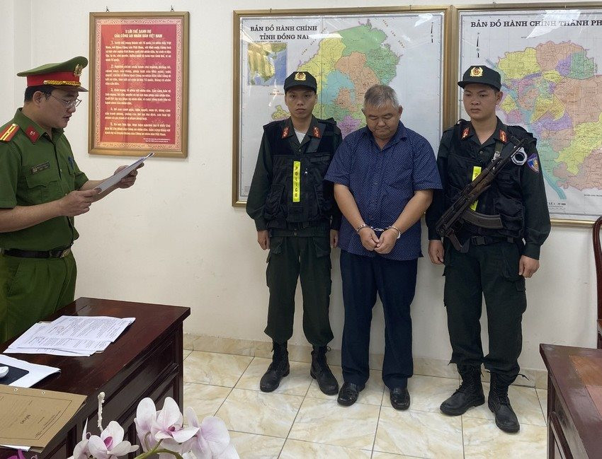 Công an tỉnh tống đạt Quyết định khởi tố và bắt tạm giam đối với ông Nguyễn Hải Triều (SN 1978), Phó Trưởng phòng quản lý đô thị huyện Trảng Bom.