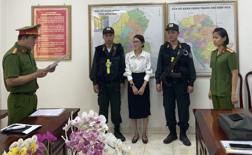 : Công an tỉnh tống đạt Quyết định khởi tố và cấm đi khỏi nơi cư trú đối với Nguyễn Lan Hạnh, chuyên viên phòng quản lý đô thị huyện Trảng Bom.