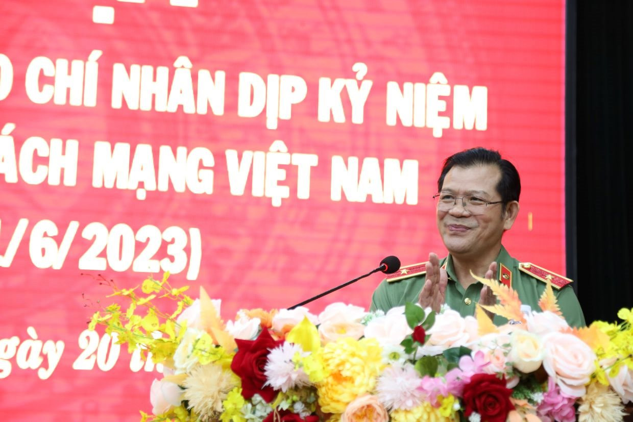 Thiếu tướng Lê Vinh Quy, Giám đốc Công an tỉnh cảm ơn sự đồng lòng, giúp sức của quần chúng nhân dân góp phần to lớn để lực lượng Công an truy bắt các đối tượng trong vụ tấn công trụ sở xã ở Đắk Lắk.