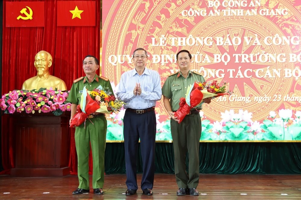 dong-chi-le-van-nung-pho-bi-thu-thuong-truc-tinh-uy-chu-tich-hoi-dong-nhan-dan-tinh-an-giang-tang-hoa-cho-02-dong-chi-dai-ta-bui-be-nam-va-dai-ta-nguyen-nhat-truong.jpg