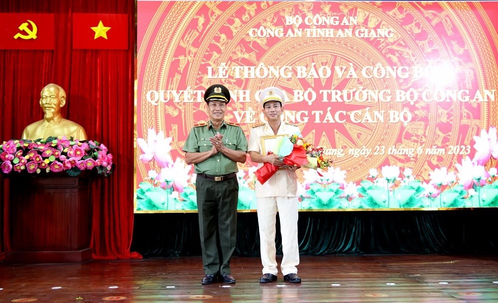 thua-uy-quyen-cua-bo-truong-bo-cong-an-dong-chi-thieu-tuong-bui-van-quyen-pho-cuc-truong-cuc-to-chuc-can-bo-bo-cong-an-trao-quyet-dinh-cho-dai-ta-tran-van-cung-tan-pho-giam-.jpg