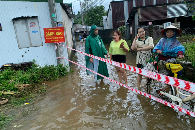 UBND phường 1, TP Bảo Lộc căng dây, treo biển cảnh báo ở đoạn ngập, nước chảy siết khi mưa lớn. Ảnh: Hoài Thanh