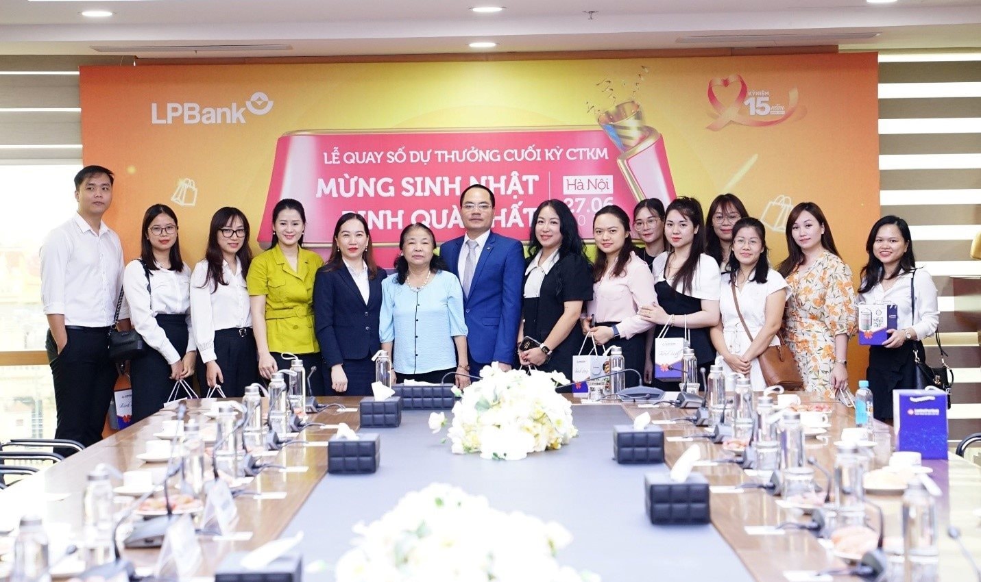 le-quay-so-trung-thuong-mung-sinh-nhat-rinh-qua-chat-co-su-tham-gia-cua-lanh-dao-lpbank-va-su-chung-kien-cua-cac-khach-hang..jpg