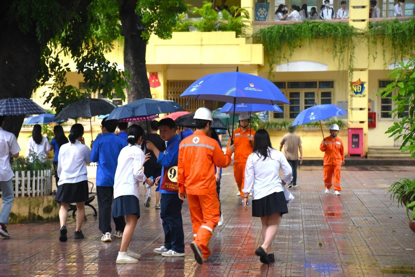 cac-tinh-nguyen-vien-tich-cuc-ho-tro-thi-sinh-vao-diem-thi-trong-ngay-thi-dau-tien.jpg