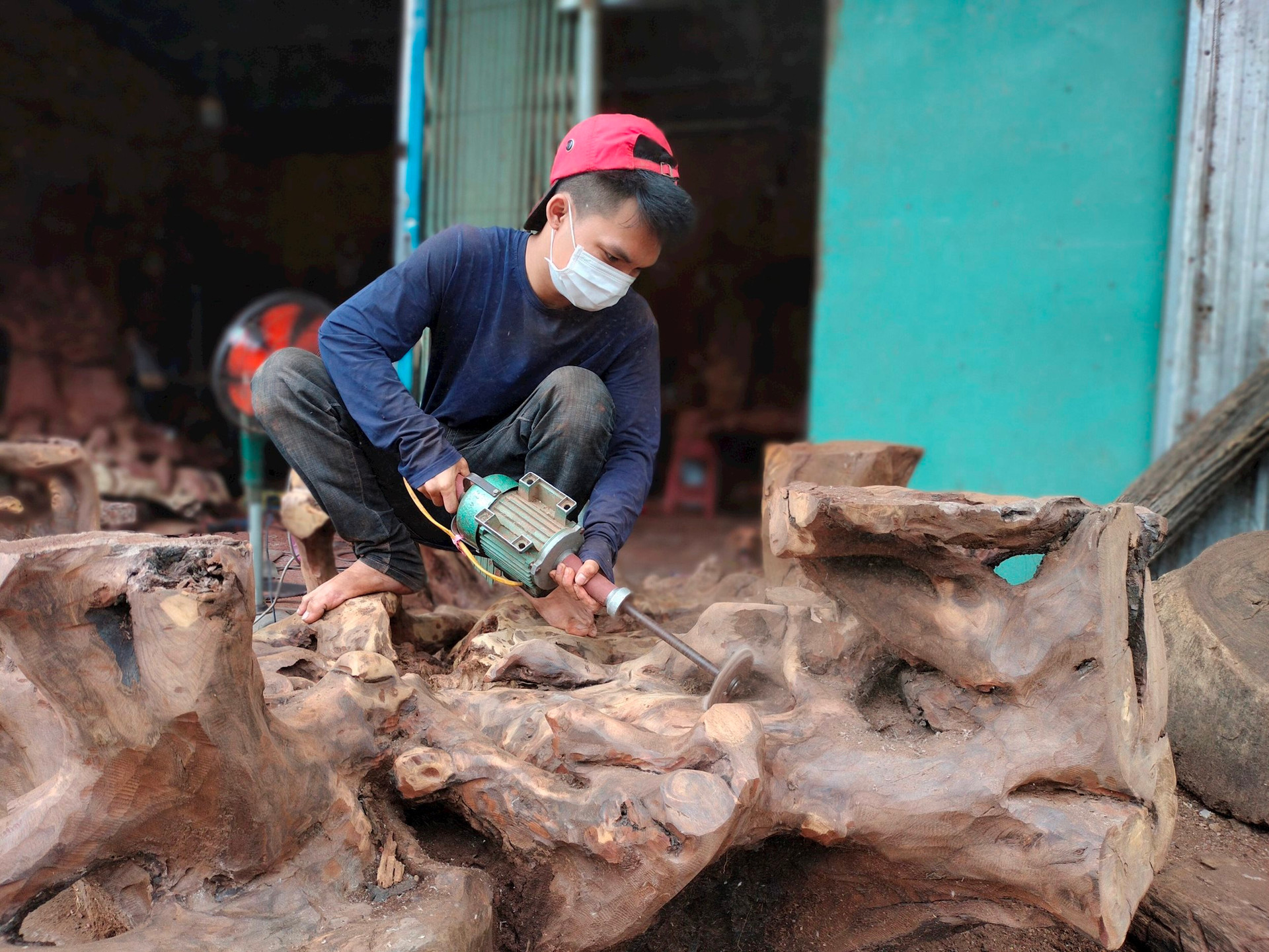 Thợ thủ công của một cơ sở sản xuất đồ gỗ mỹ nghệ cho một số ít người có nhu cầu