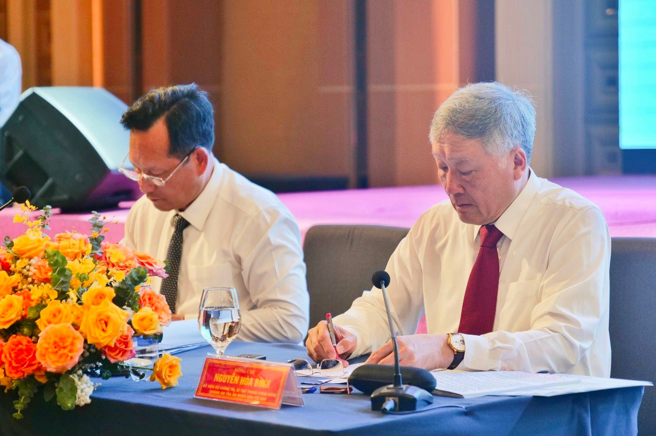 Phó Chánh án TANDTC Nguyễn Văn Tiến trình bày các nội dung thảo luận