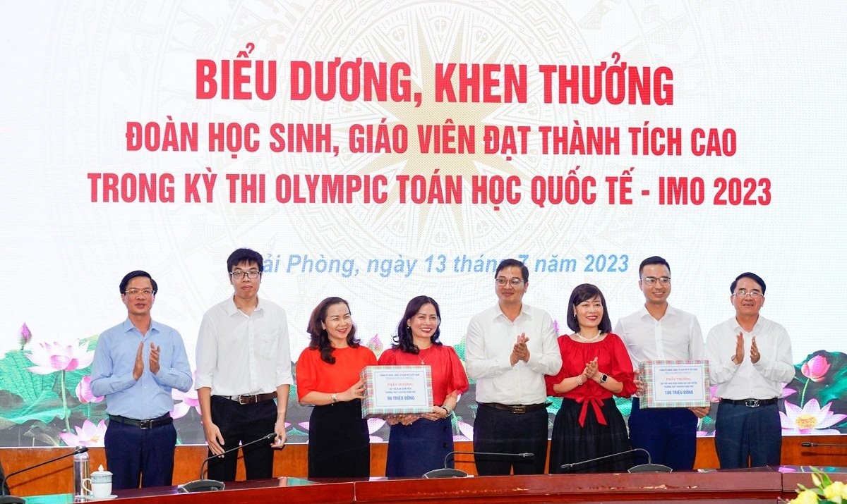 khen-thuong-hoc-sinh-co-thanh-tich-2.jpg