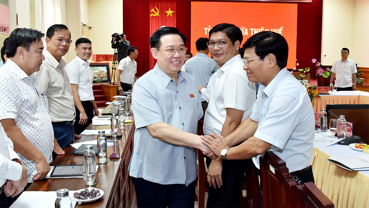 Chủ tịch Quốc hội Vương Đình Huệ làm việc với Ban Thường vụ Tỉnh ủy Thừa Thiên Huế -0