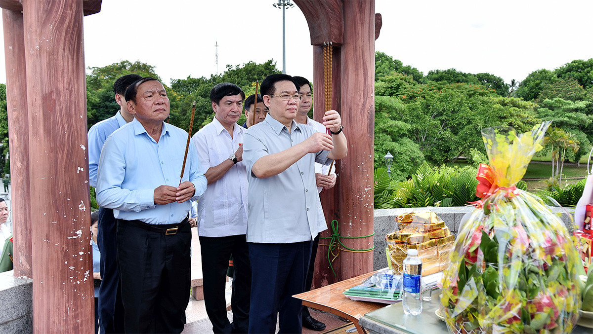 Chủ tịch Quốc hội Vương Đình Huệ dâng hương tưởng nhớ các anh hùng liệt sĩ tại tỉnh Quảng Trị -4