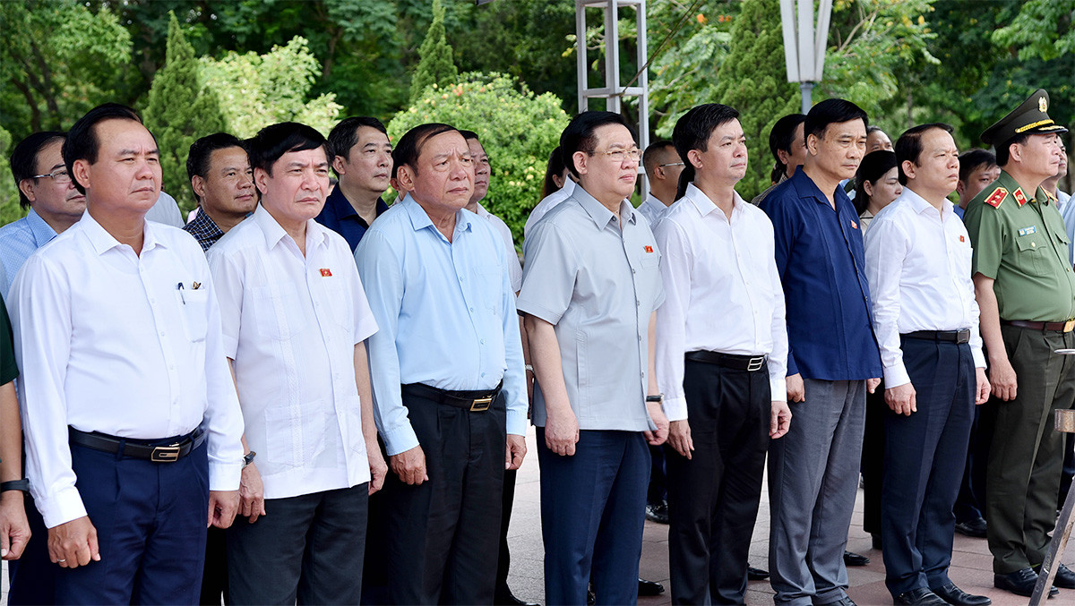 Chủ tịch Quốc hội Vương Đình Huệ dâng hương tưởng nhớ các anh hùng liệt sĩ tại tỉnh Quảng Trị -0