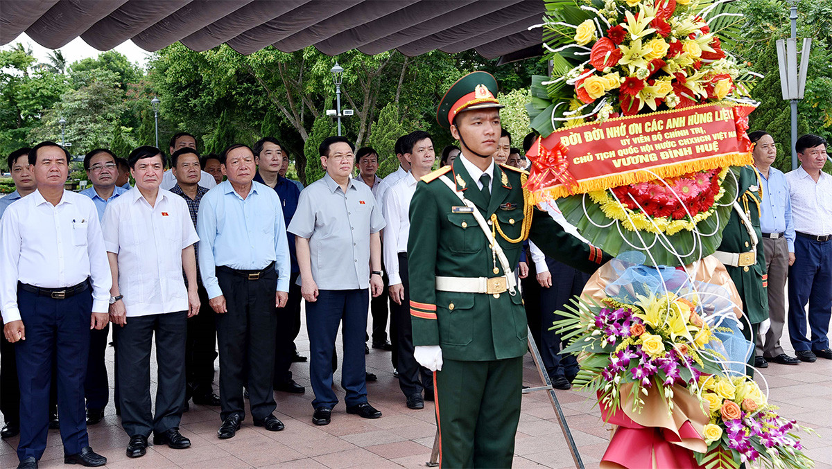 Chủ tịch Quốc hội Vương Đình Huệ dâng hương tưởng nhớ các anh hùng liệt sĩ tại tỉnh Quảng Trị -1