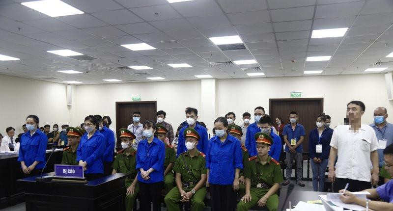 Bị cáo Trần Hùng cùng các bị cáo trong vụ án tại phiên toà xét xử