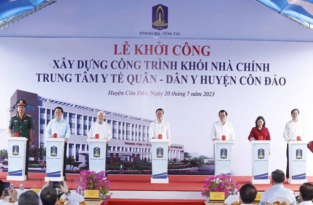 chu-tich-nuoc-vo-van-thuong-va-cac-dai-bieu-thuc-hien-nghi-thuc-khoi-cong-xay-dung-khoi-nha-chinh-trung-tam-y-te-quan-dan-y-huyen-con-dao..jpg