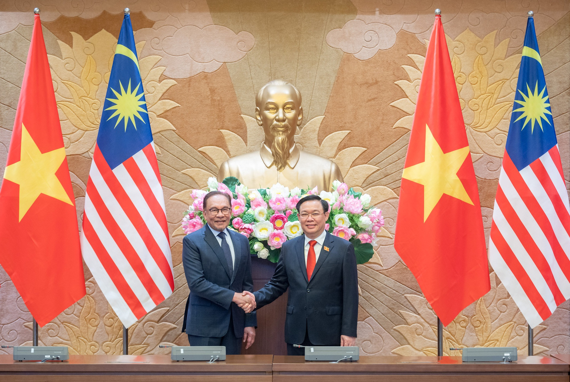 Chủ tịch Quốc hội Vương Đình Huệ hội kiến Thủ tướng Malaysia Anwar Ibrahim - Ảnh 1.