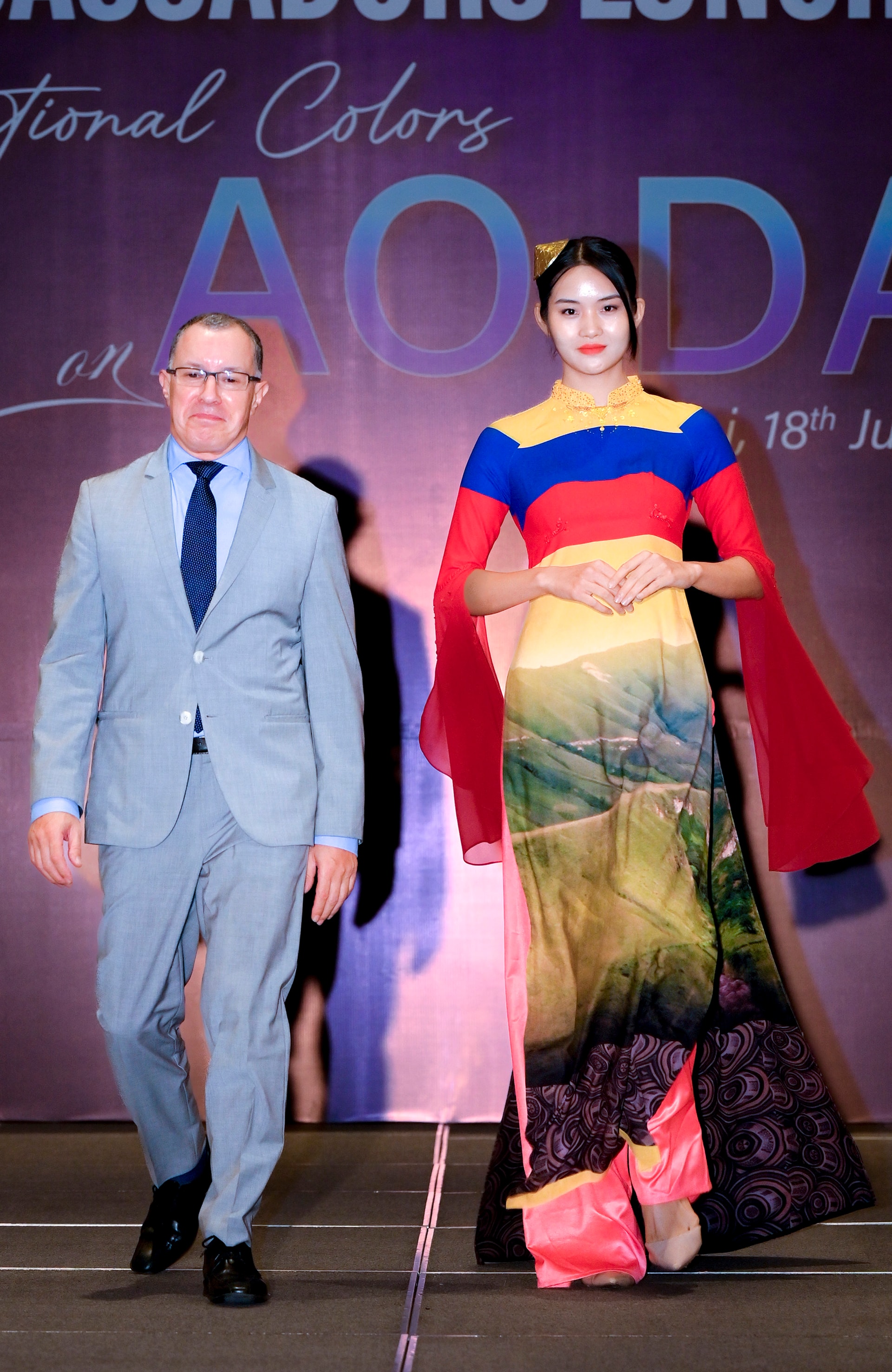 dai-su-colombia-mr.miguel-rodriguez-melo-cung-nguoi-mau-trinh-dien-trong-chuong-trinh-national-colors-on-ao-dai-..jpg