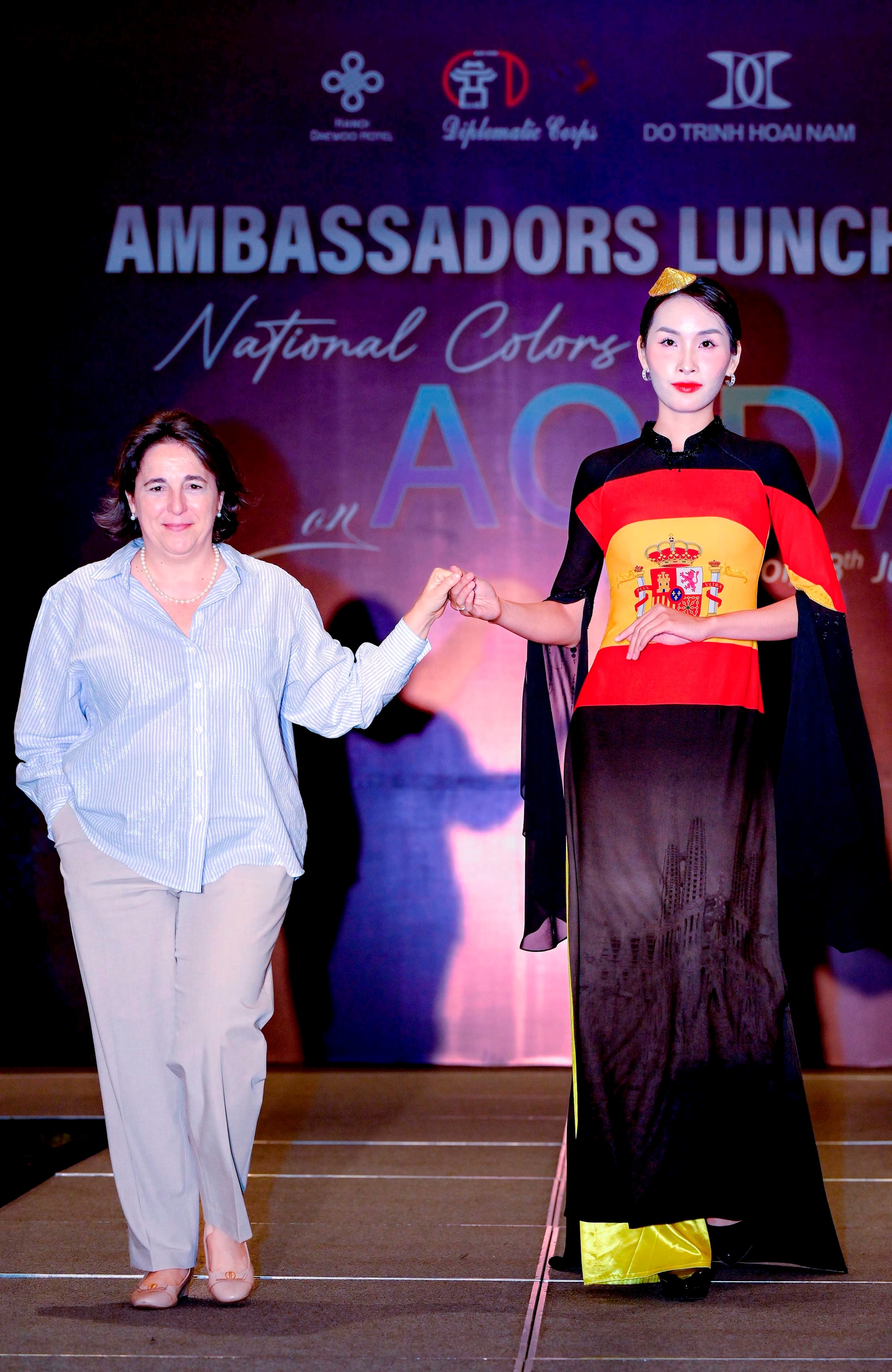 dai-su-h.e.-ms.-pilar-mendez-jimenez_tay-ban-nha-cung-nguoi-mau-trinh-dien-trong-chuong-trinh-national-colors-on-ao-dai-..jpg