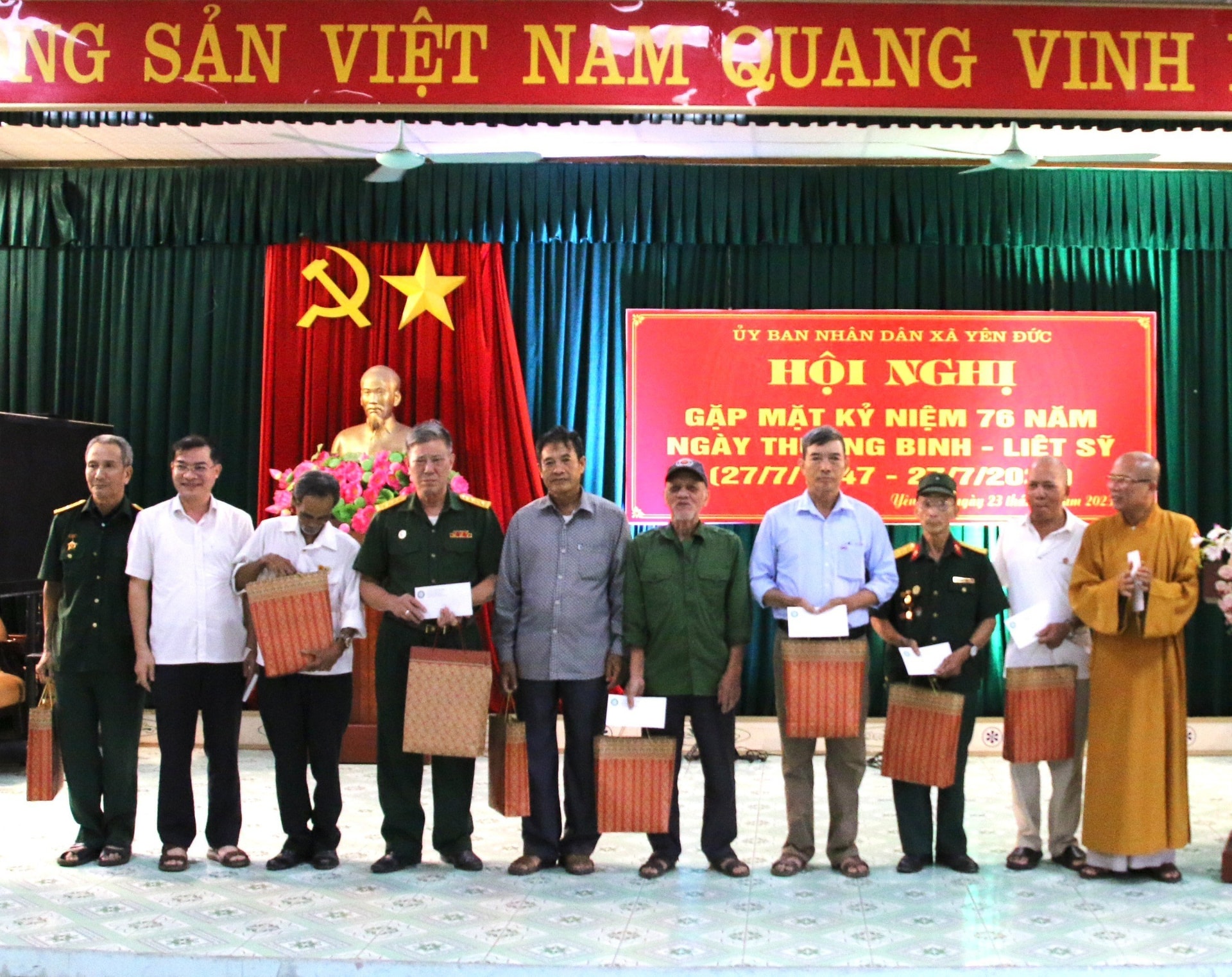 6-lanh-dao-ubnd-thi-xa-dong-trieu-tham-hoi-tang-qua-cho-cac-thuong-binh-va-than-nhan-liet-si..jpg