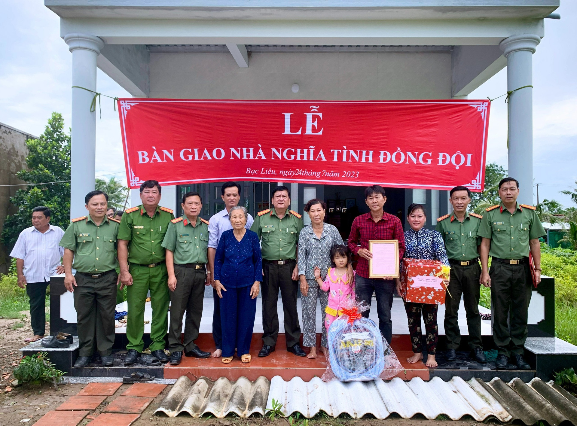 Công an Bạc Liêu trao nhà Nghĩa tình đồng đội tại huyện Đông Hải (Ảnh: Trọng Nguyễn)