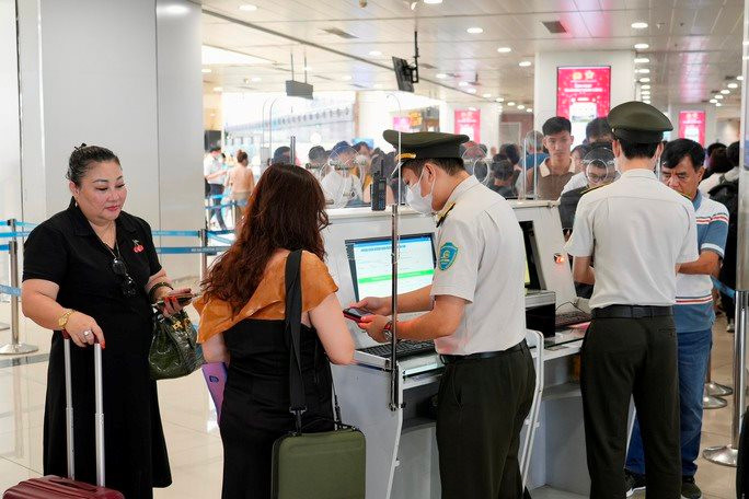 Hành khách làm thủ tục hàng không tại sân bay Nội Bài. Ảnh: Phan Công