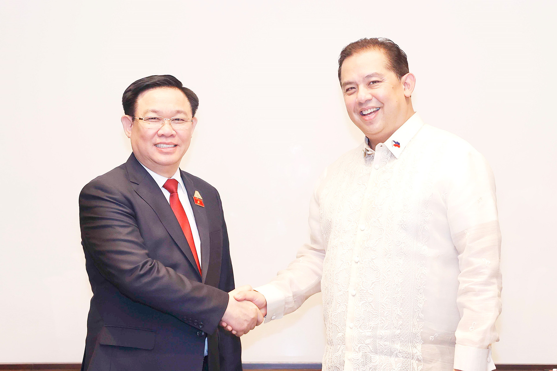 Chủ tịch Quốc hội Vương Đình Huệ gặp Chủ tịch Hạ viện Philippines -3