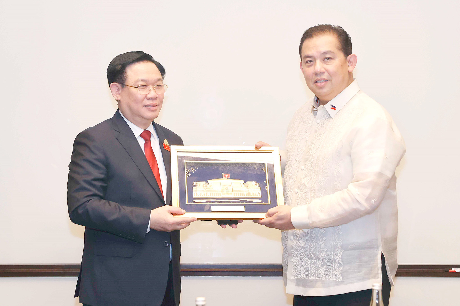 Chủ tịch Quốc hội Vương Đình Huệ gặp Chủ tịch Hạ viện Philippines -1