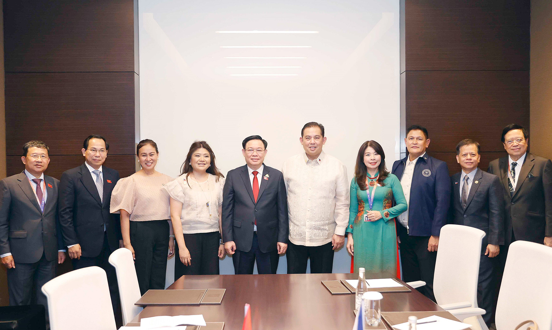 Chủ tịch Quốc hội Vương Đình Huệ gặp Chủ tịch Hạ viện Philippines -2