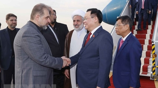 Chủ tịch Quốc hội Vương Đình Huệ đến Thủ đô Tehran, bắt đầu chuyến thăm chính thức Cộng hoà Hồi giáo Iran