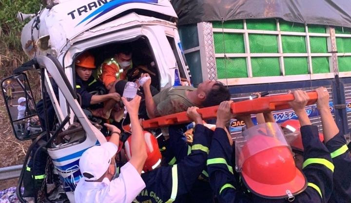 Cảnh sát PCCC và CNCH Đà Nẵng giải cứu thành công tài xế mắc kẹt trong cabin xe tải.