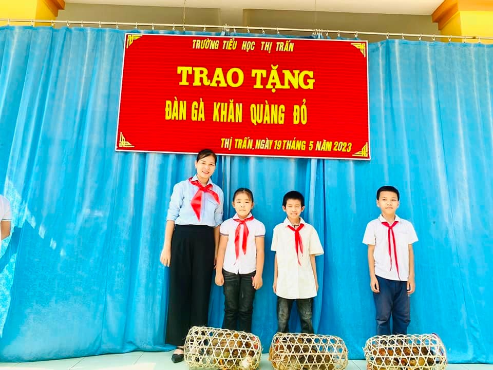 co-tong-lan-anh-trao-dan-ga-khan-quang-do-cho-hoc-sinh-ngheo-vuot-kho-trong-lien-doi-nha-truong.jpg