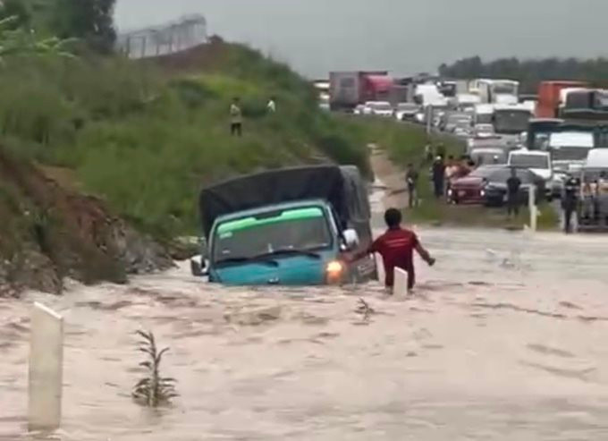 Đường cao tốc Phan Thiết - Dầu Giây xảy ra tình trạng ngập nước làm ảnh hưởng đến việc lưu thông của phương tiện.