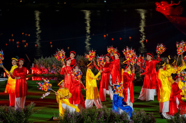 Đặc sắc lễ hội áo dài truyền thống bên dòng sông Hương thơ mộng -0
