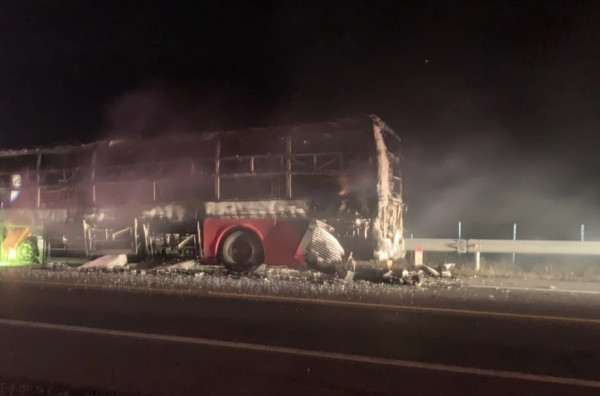 Xe khách bốc cháy giữa khuya trên cao tốc, 29 người thoát nạn -0