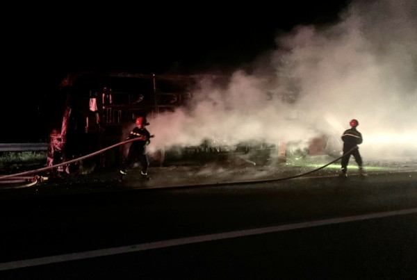 Xe khách bốc cháy giữa khuya trên cao tốc, 29 người thoát nạn -0