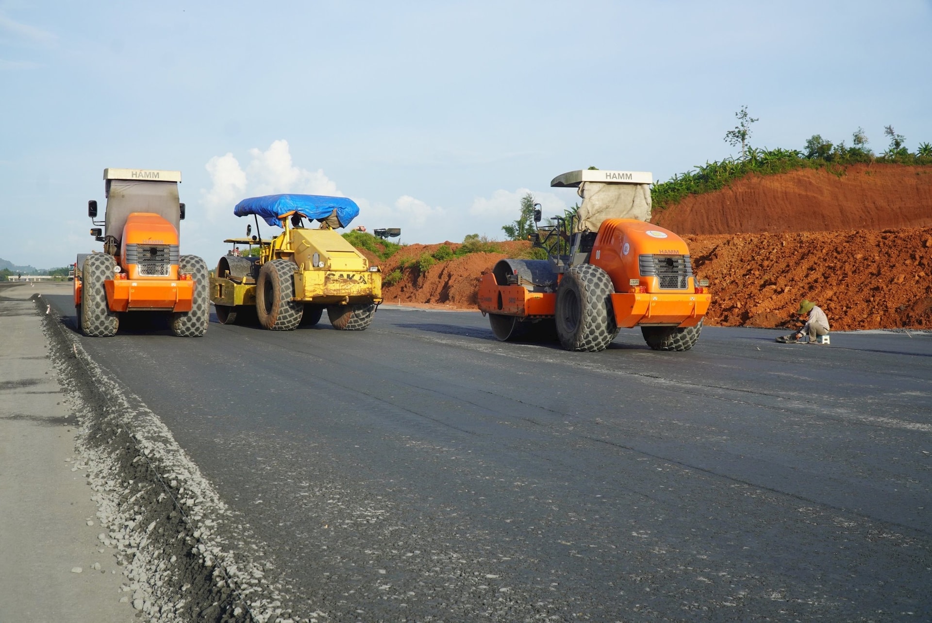 mot-so-hang-muc-cua-cao-toc-dau-giay-phan-thiet-van-dang-duoc-thi-cong.jpg