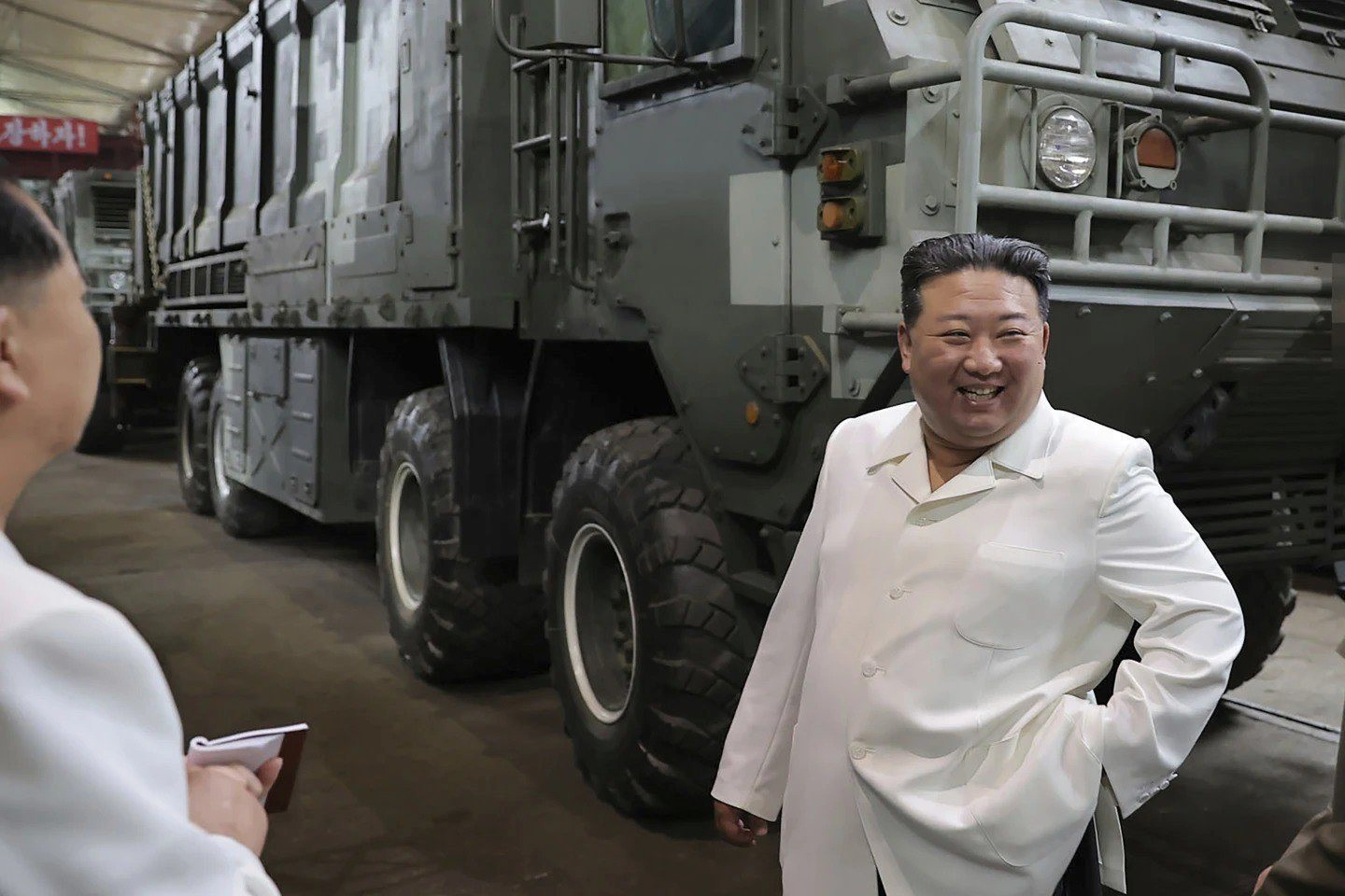 Nhà lãnh đạo Triều Tiên Kim Jong Un trong chuyến thăm một nhà máy quân sự ở Triều Tiên vào ngày 11 và 12/8. (Ảnh: KCNA)