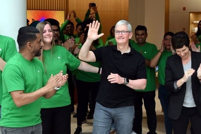 tim-cook-ceo-apple-khai-truong-apple-store-o-an-do-ngay-204..jpg