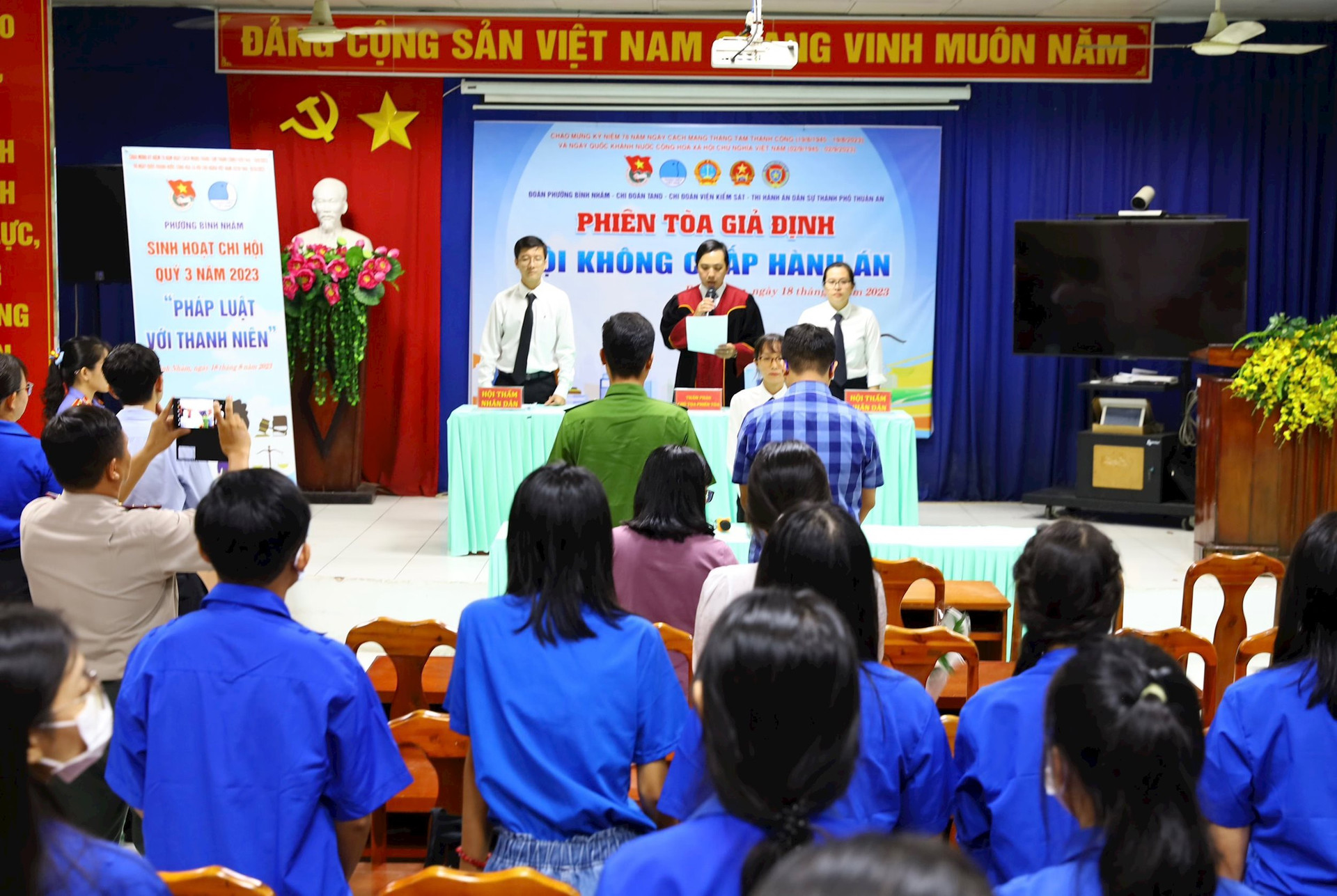 Tối ngày 18/8, liên ngành tư pháp TP Thuận An Phiên đã tổ chức Phiên tòa giả định về tội “Không chấp hành án” đã thu hút đông đảo người dân đến theo dõi