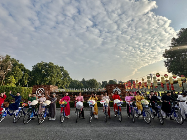 150 người mặc áo dài truyền thống, đạp xe diễu hành chào mừng Quốc khánh 2/9 -0